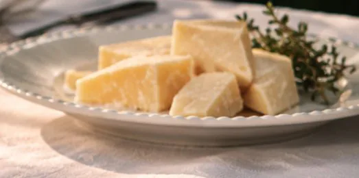 Lascas de queijo duro maturado com tomilho.